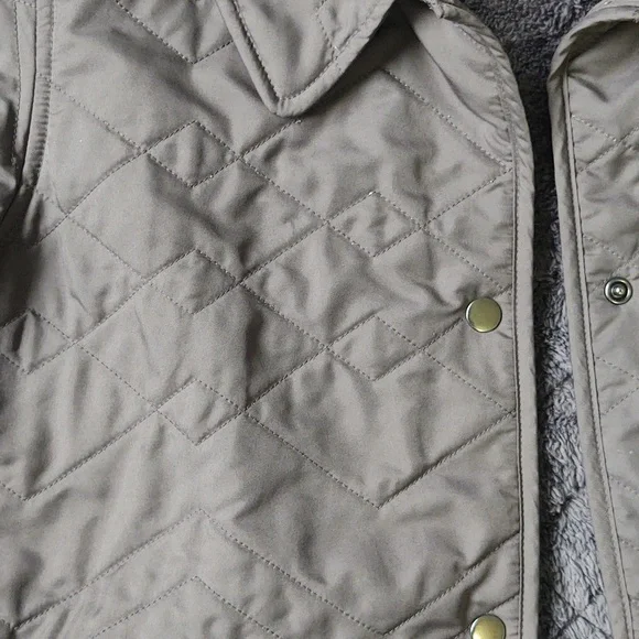 GUC Patagonia grey quilted jacket with faux fur lining. - Picture 4 of 7